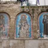 ...il primo da sinistra raffigura San Marco con ai piedi un leone, il secondo ritrae Cristo con le braccia aperte e in basso una minuta Madonna del Pozzo, il terzo rappresenta Sant'Antonio